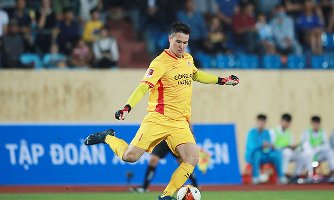 Nguyễn Filip trong một tình huống phát bóng dài, thể hiện khả năng phát động tấn công từ tuyến sau